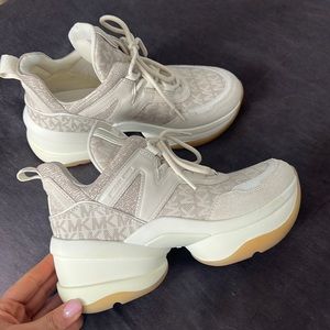 Micheal Kors Size 7 Sneakers Platform